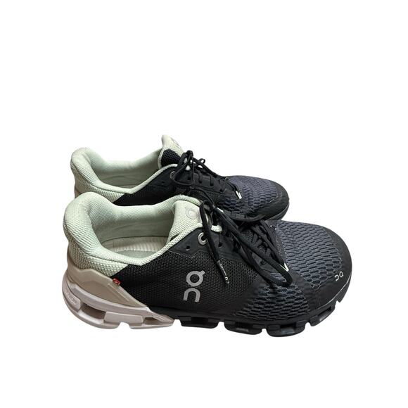 On Cloudflyer 4 Running Shoes Black White Helion CloudTec Women’s Size 10 - Picture 1 of 9